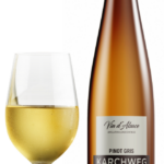 Een fles Pinot Gris Karchweg met daarnaast een glas witte wijn. Van Cave de Cleebour, Alsace.